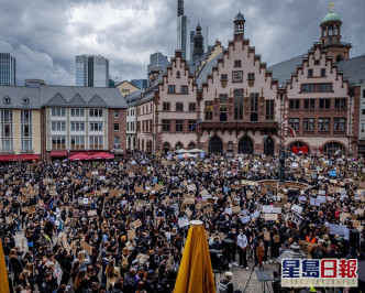 德國漢堡市亦有民眾上街抗議警暴。AP
