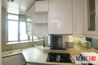 厨房呈钻石形设计，以白色为主调。