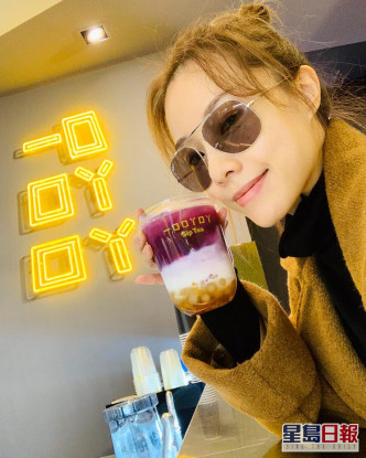 Stephy於18年在台灣開設茶飲店「一口吖吖 1011 • Sip Tea」。