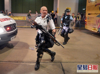 7月30日葵涌衝突中，光頭警長劉澤基舉槍。資料圖片