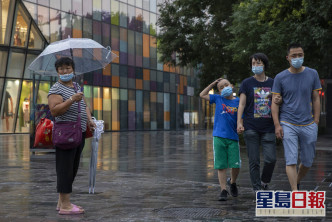北京市民防疫。AP