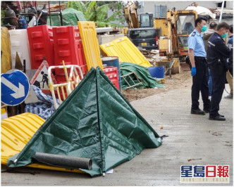 警方以帐篷遮盖死者遗体。