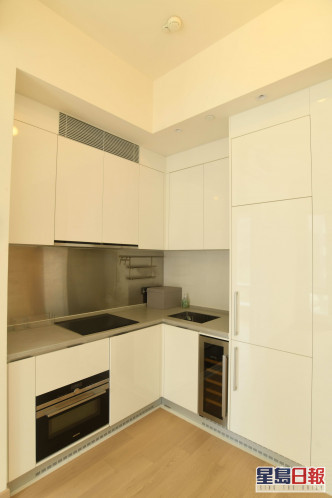  廚房為開放式設計，設有簇新的嵌入式廚具及家電。