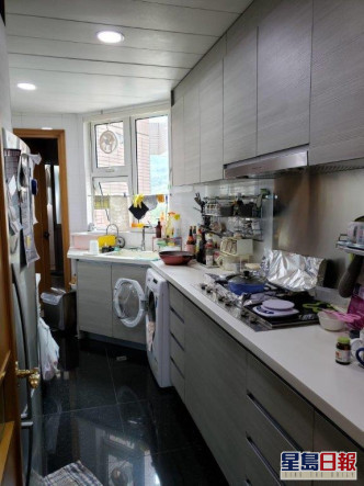 廚房備有多組貯物櫃，整潔企理。