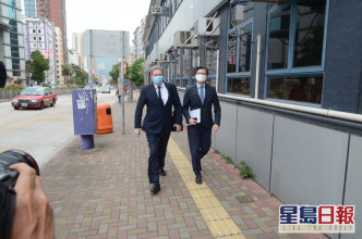 兩名外籍律師離開九龍城警署後，黎智英再被帶走並送往西九總部。