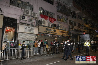 大批警員晚上7時後到場拉起膠帶及拉閘封鎖錦屏街一帶。