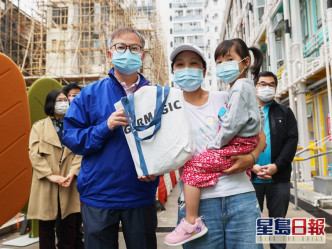 創科局副局長鍾偉強(左)向居民送贈防疫物品。