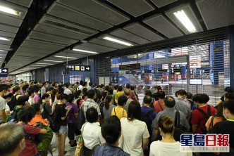 大批市民等乘港鐵。
