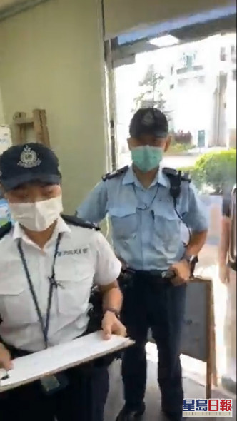 部份警員曾一度進入辦事處內。 黃文萱facebook直播影片截圖