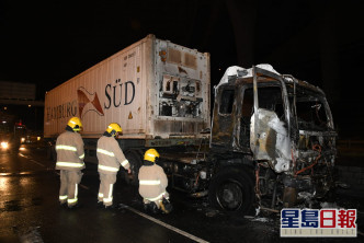 货柜车严重焚毁。