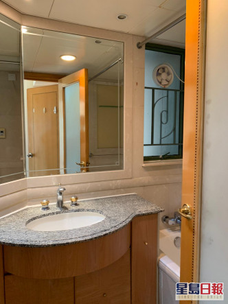 浴室設備齊全，設有鏡櫃及浴缸等。