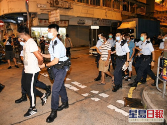 警方于福荣街近黄竹街交界，截获6名南亚裔男子及该辆私家车。