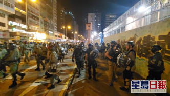 當晚大批防暴警察驅散示威人群。資料圖片