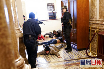 美國國會遭到大批示威者闖入搗亂。AP圖片