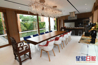 饭厅以白色及木系为主，用色相对沉实稳重。