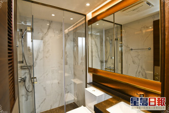 浴室設大鏡，方便梳洗及整理妝容。