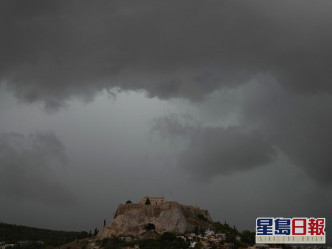 风暴吹袭期间希腊多地有暴雨。AP图