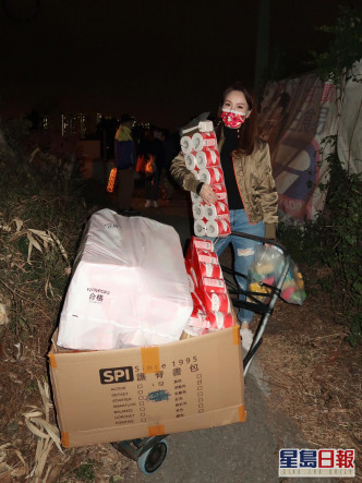 瑪姬推着載滿物資的手推車送到30多戶家庭手中。