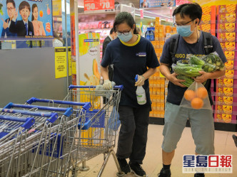 超市職員加強消毒。