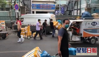 北京京深海鮮市場的商戶撤離。網上圖片