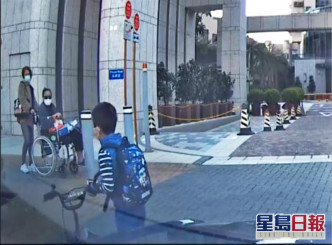 男童自行起身扶起單車離開。片段截圖