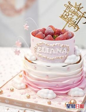 生日會佈置以粉紅色為主，連生日蛋糕也是。