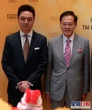 猛料「新歡」
FYY「新歡」曹展康(左一)深得身家雄厚嘅「舖王」姊夫梁紹鴻(左二)器重,經常一齊出席地產活動。