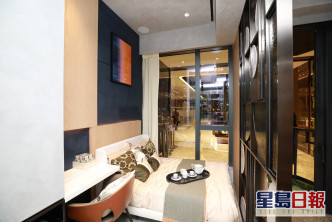 睡房設藍色裝飾牆，營造出豐富視效和空間感。（B座28樓B5室經改動示範單位）