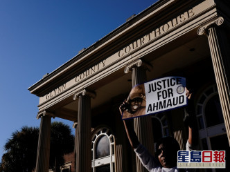 阿伯里槍殺案裁決後，有民眾在法院外歡呼。路透社圖片