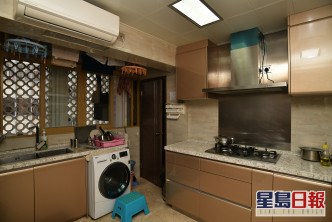 厨房备有两侧厨柜，外连工作平台。