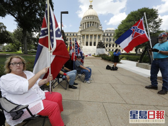 有捍卫者主张坚持旗帜象徵南方历史传承的骄傲。AP
