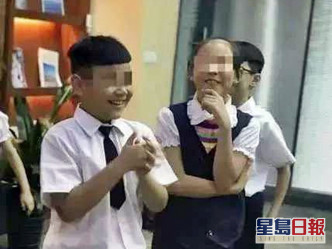 男童（左）被送醫搶救後不治。網上圖片