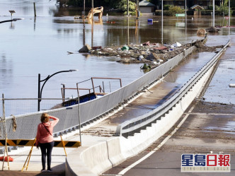 澳洲东岸上周暴雨成灾，部分城镇对外交通中断。AP图片