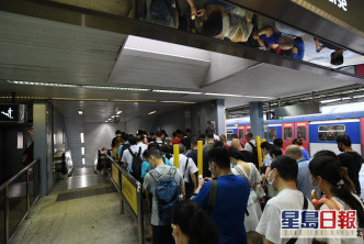 九龍塘火車站及紅磡轉車站有大批市民等車。