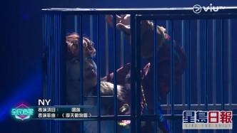 狗場借籠
20強時揀咗演繹《摩天動物園》,原來呢個鐵籠由流浮山狗場借出,仲要勞煩經理人幫忙大清洗及搬運。