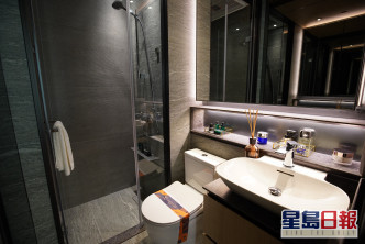 浴室地台及牆身均採用天然石灰紋路瓷磚鋪砌。（18樓J室經改動連裝修示範單位）