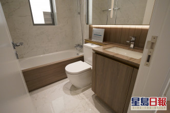 浴室設洗手盆櫃，提供收納衞浴用品的空間。