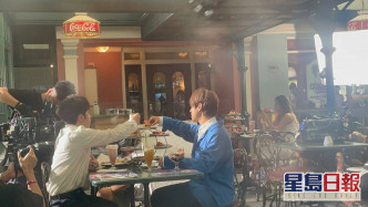 姜濤與AL在玻璃餐廳歎港女Tea。