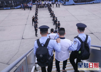 多名台灣人涉及電話騙案2016年在西班牙被捕，後來被送到北京。網圖