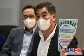 鍾國斌宣布,他和業界使用銀離子和殼聚糖生產的可重用口罩,已獲兩間國際認可的檢測驗證公司,證實口罩經清洗60次後,仍可有效防止四種常見細菌。