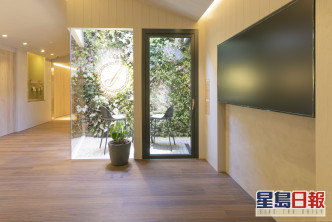 客廳採最新研發、正申請專利的玻璃趟門MAGIC SLIDE連接露台。