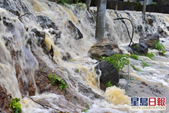 重慶酉陽南腰界鎮遭暴雨襲擊。新華社