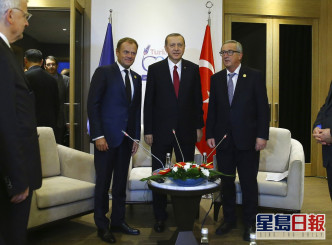 2015年埃尔多安和当时的欧洲理事会主席及欧盟委员会主席会面，他都备妥座椅，而且就排在埃尔多安身边。AP资料图片