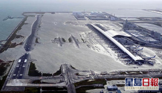 2018年的強颱風「飛燕」造成關西國際機場跑道及相關設施水浸，癱瘓機場大多數功能。AP資料圖片