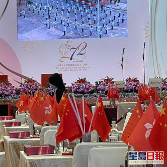 安排每四人一枱，桌上並放有香港區旗。