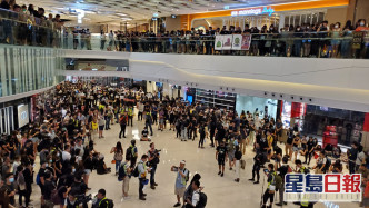 去年9月21日大批人群到元朗形点商场（Yoho Mall）聚集。资料图片