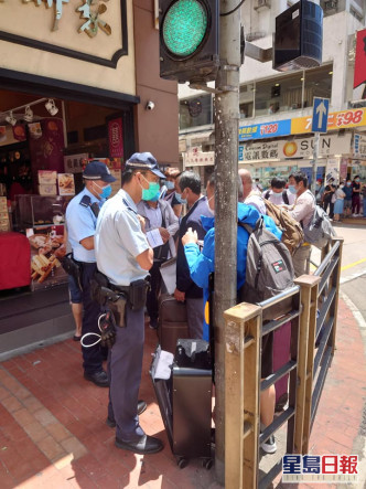 警員在日新街恆香截停他們。石景澄Facebook圖片