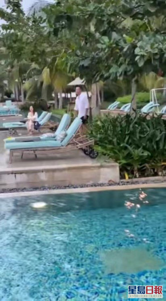 日前有指汪小菲跟索女在泳池邊出現。