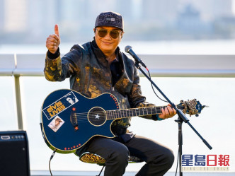 今年4月,许冠杰举行慈善Show《2020许冠杰Online Concert》为前通利琴行工程部失业员工加油,并为香港人医护人员打气。