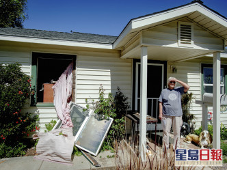 附近居民家中的窗户都被震碎。AP图片